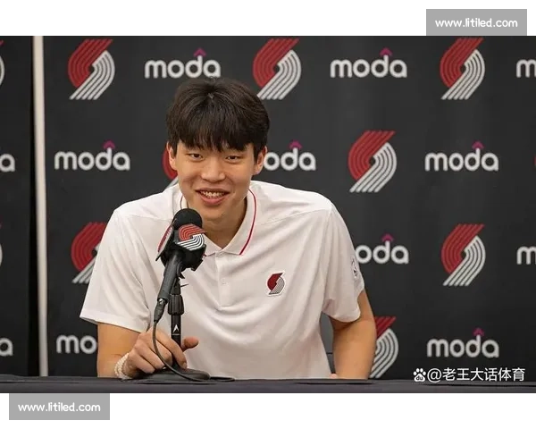 杨瀚森选秀西装暗藏甜蜜密码！疑似女友曝光，青梅竹马清纯般配