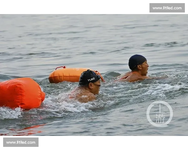 东营 62 泳士劈波刘公岛 五千米横渡展体育精神 东营 62 泳士劈波刘公岛 五千米横渡展体育精神