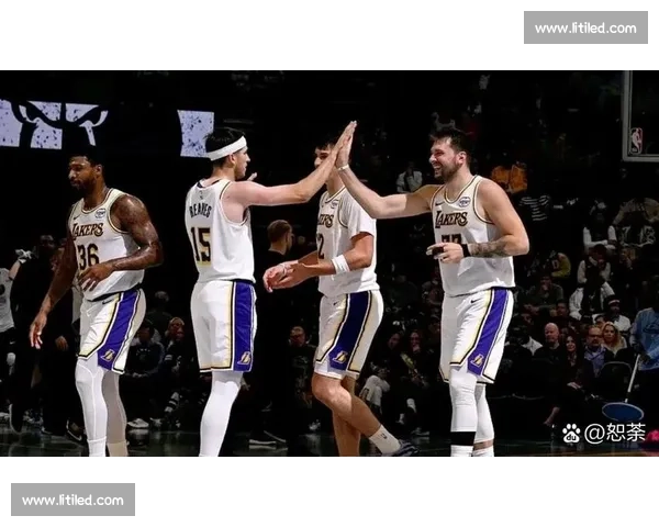 湖人主场迎战热火焦点之夜明星对决引爆全场期待季后赛氛围浓厚